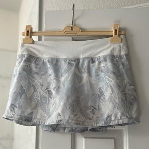 Lululemon Pace Rival Skirt in White & Light Blue, Size 6, Great Condition